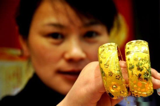 Đêm qua (20/10), giá vàng tương lai giao tháng 12 giảm 34,1 USD xuống 1.612,9 USD/ounce.