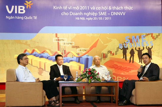 Các diễn giả tại hội thảo trao đổi với doanh nghiệp.