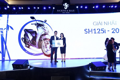 Bà Cao Thị Thu Hiền - Tổng giám đốc Nam Tiến Lào Cai trao quà cho khách hàng may mắn.