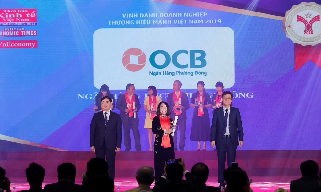 Bà Đào Minh Anh - Phó Tổng giám đốc OCB nhận danh hiệu Thương hiệu mạnh 2018