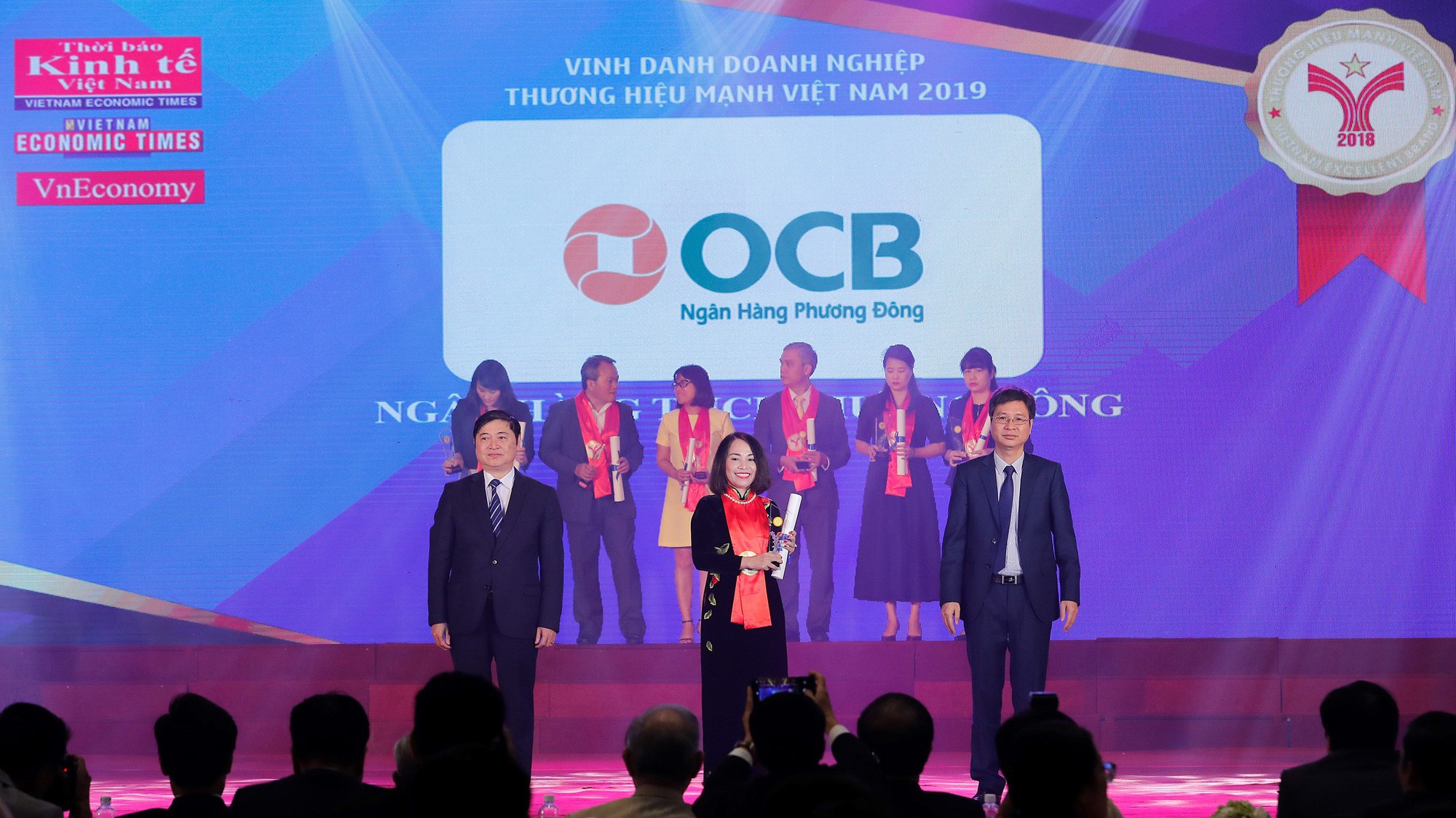 Bà Đào Minh Anh - Phó Tổng giám đốc OCB nhận danh hiệu Thương hiệu mạnh 2018