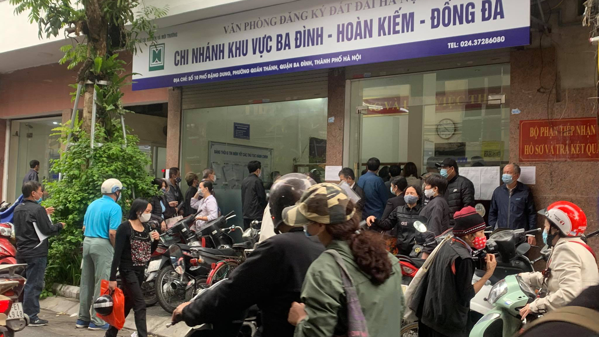 Người dân thủ đô Hà Nội "ùn ùn" đi trả nợ tiền sử dụng đất trước ngày 1/3.