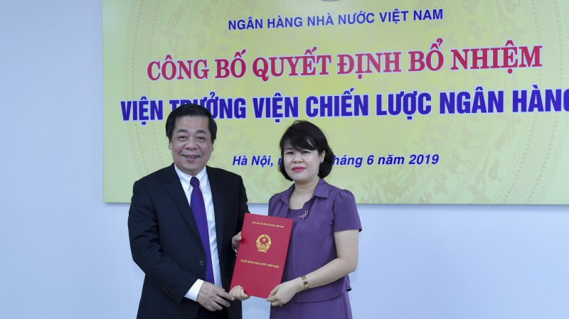 Phó Thống đốc Nguyễn Kim Anh trao quyết định cho bà Nguyễn Thị Hòa.