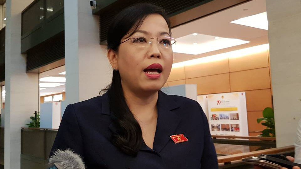 Trưởng ban Dân nguyện Nguyễn Thanh Hải trả lời báo chí bên hành lang Quốc hội.