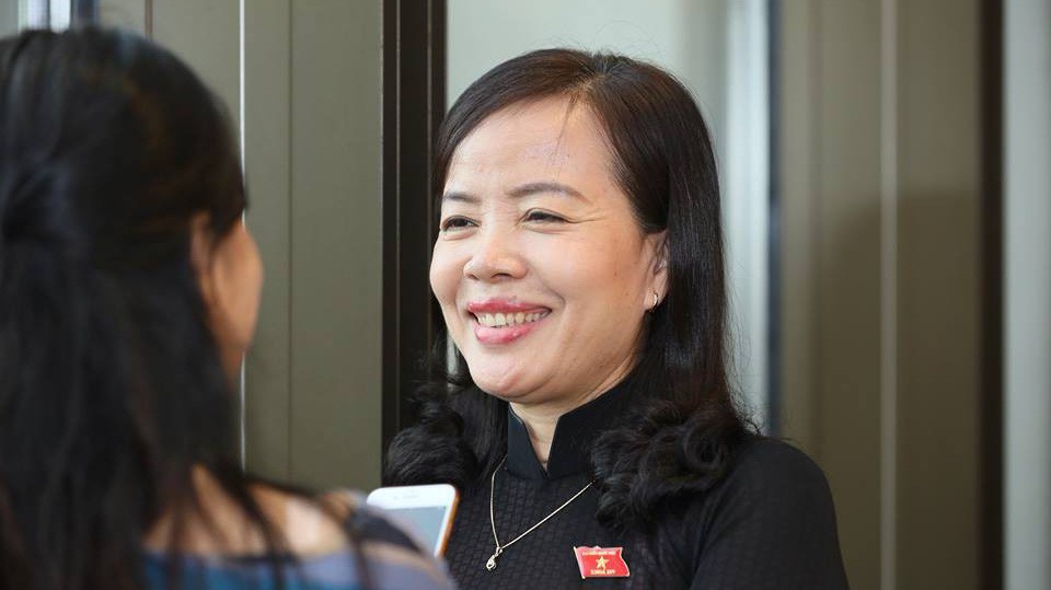 Đại biểu Nguyễn Thị Kim Thuý trả lời báo chí bên hành lang Quốc hội.