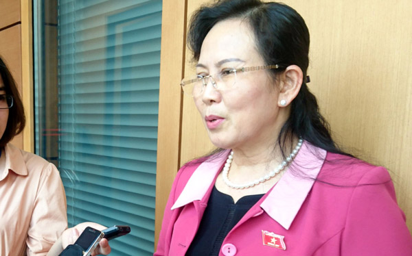 Phó chủ nhiệm Ủy ban Kiểm tra Trung ương Lê Thị Thủy trao đổi với  báo chí bên hành lang Quốc hội.<br>