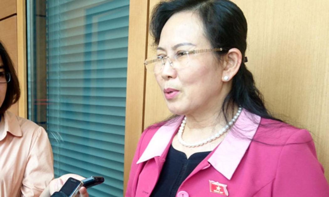 Phó chủ nhiệm Ủy ban Kiểm tra Trung ương Lê Thị Thủy trao đổi với&nbsp; báo chí bên hành lang Quốc hội.