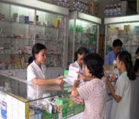 Nhiều năm qua, người tiêu dùng thường có thói quen sử dụng thuốc chữa bệnh dựa vào sự chỉ định của… nhân viên bán hàng (không phải là bác sĩ hay dược sĩ) tại các cửa hàng dược phẩm.