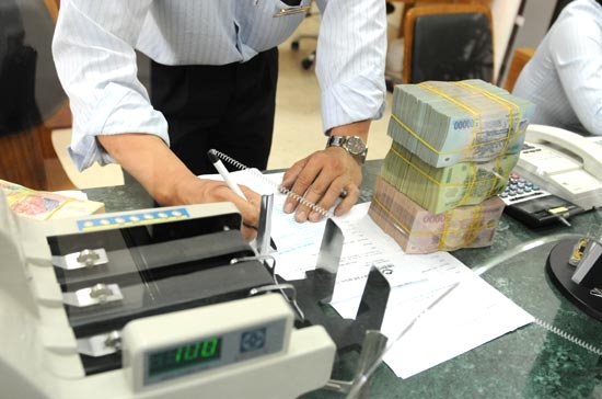 Mặc dù bản chất hành vi “mặc cả” được coi là bình thường, nhưng trước chủ trương giảm lãi suất của Chính phủ và vì lợi ích chung của cả nền kinh tế thì ở đây, vai trò của doanh nghiệp nhà nước vô cùng quan trọng - Ảnh: Quang Liên.