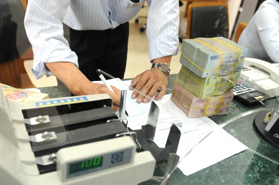 Mặc dù bản chất hành vi “mặc cả” được coi là bình thường, nhưng trước chủ trương giảm lãi suất của Chính phủ và vì lợi ích chung của cả nền kinh tế thì ở đây, vai trò của doanh nghiệp nhà nước vô cùng quan trọng - Ảnh: Quang Liên.