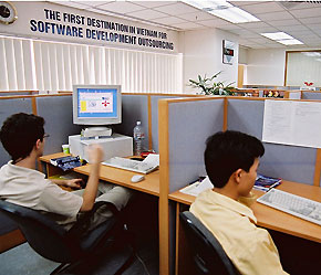 Bộ Thông tin và Truyền thông đề ra đến năm 2020, 90% lao động trong các doanh nghiệp và trên 70% dân cư có thể sử dụng các ứng dụng công nghệ thông tin.