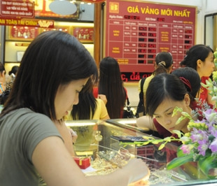 Tuy hai lần lập kỷ lục trong tuần này, nhưng tính cả tuần, giá vàng trong nước tăng không nhiều - Ảnh: Quang Liên.