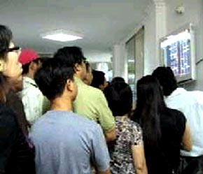 Một nguyên nhân góp phần làm thị trường chứng khoán mất điểm là hiệu ứng "pha loãng" cổ phiếu của các công ty niêm yết.