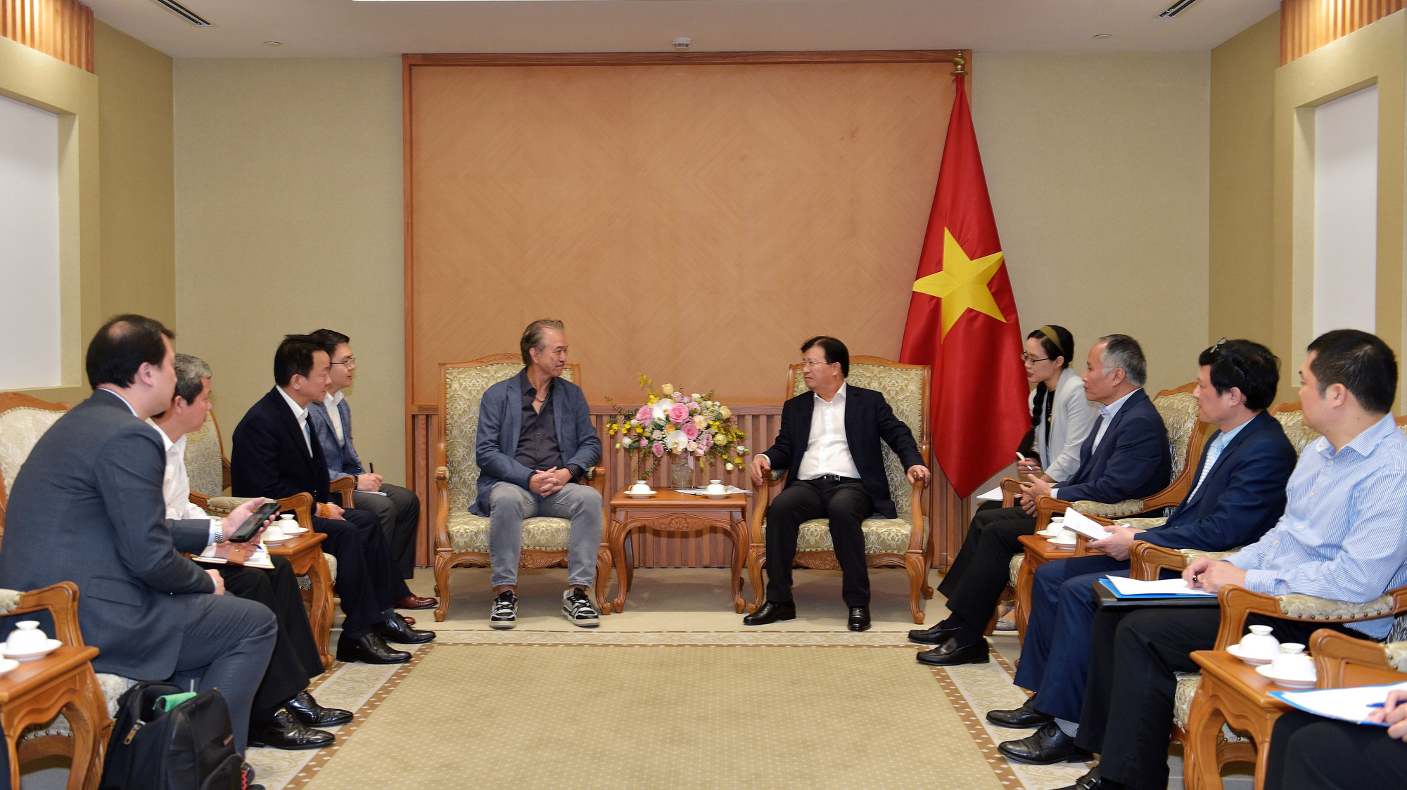 Phó thủ tướng Trịnh Đình Dũng tiếp ông Đỗ Quang Hiển, Chủ tịch Hội đồng quản trị kiêm Tổng giám đốc T&T Group và ông Robert Yap, Chủ tịch điều hành Tập đoàn YCH (Singapore).