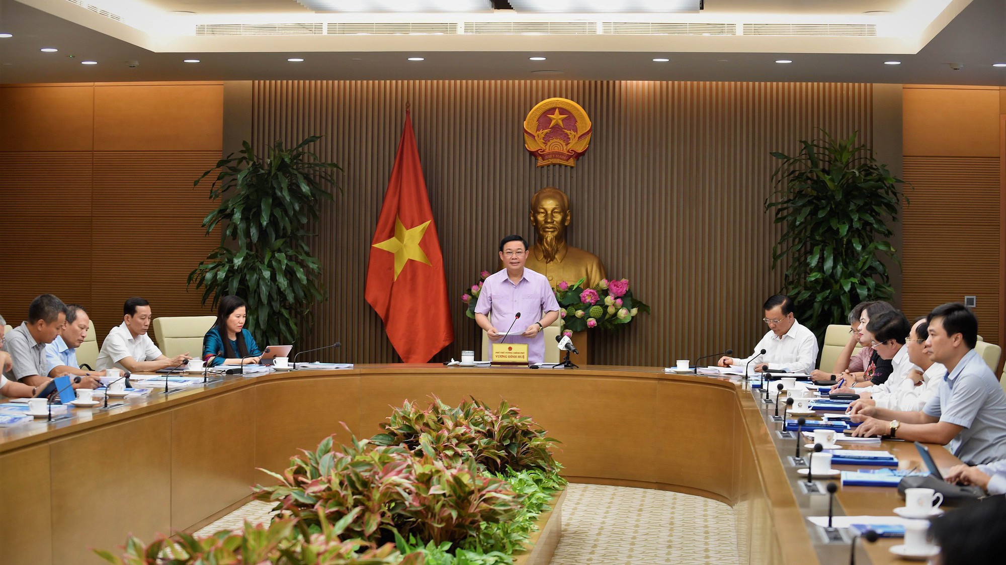 Phó thủ tướng Vương Đình Huệ chủ trì cuộc họp tổng kết 6 tháng của Uỷ ban 1899, ngày 31/7 - Ảnh: VGP.