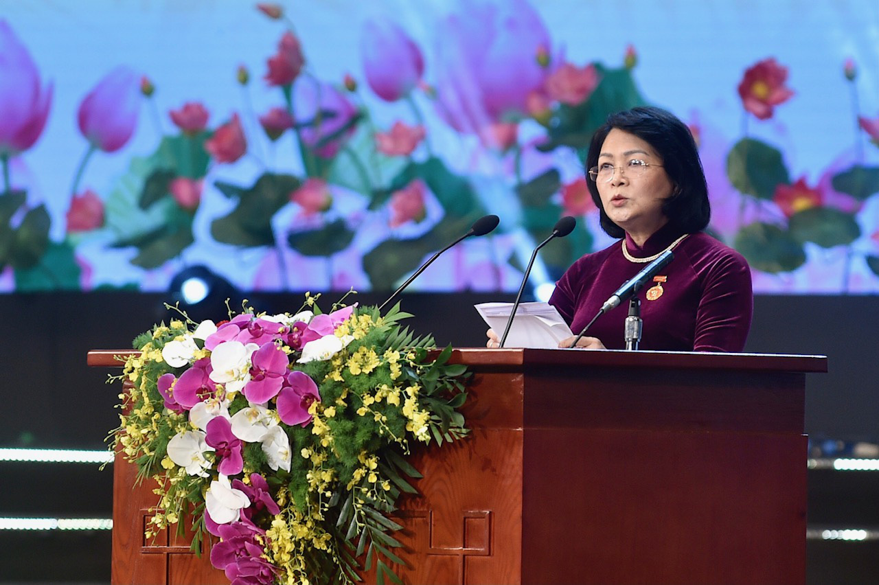 Phó Chủ tịch nước Đặng Thị Ngọc Thịnh, Phó Chủ tịch thứ nhất Hội đồng Thi đua khen thưởng Trung ương, Báo cáo tổng kết phong trào thi đua yêu nước và công tác khen thưởng 5 năm (2016-2020), phương hướng, nhiệm vụ giai đoạn 2021-2025 tại Đại hội Thi đua yêu nước toàn quốc lần thứ 10 - Ảnh: VGP