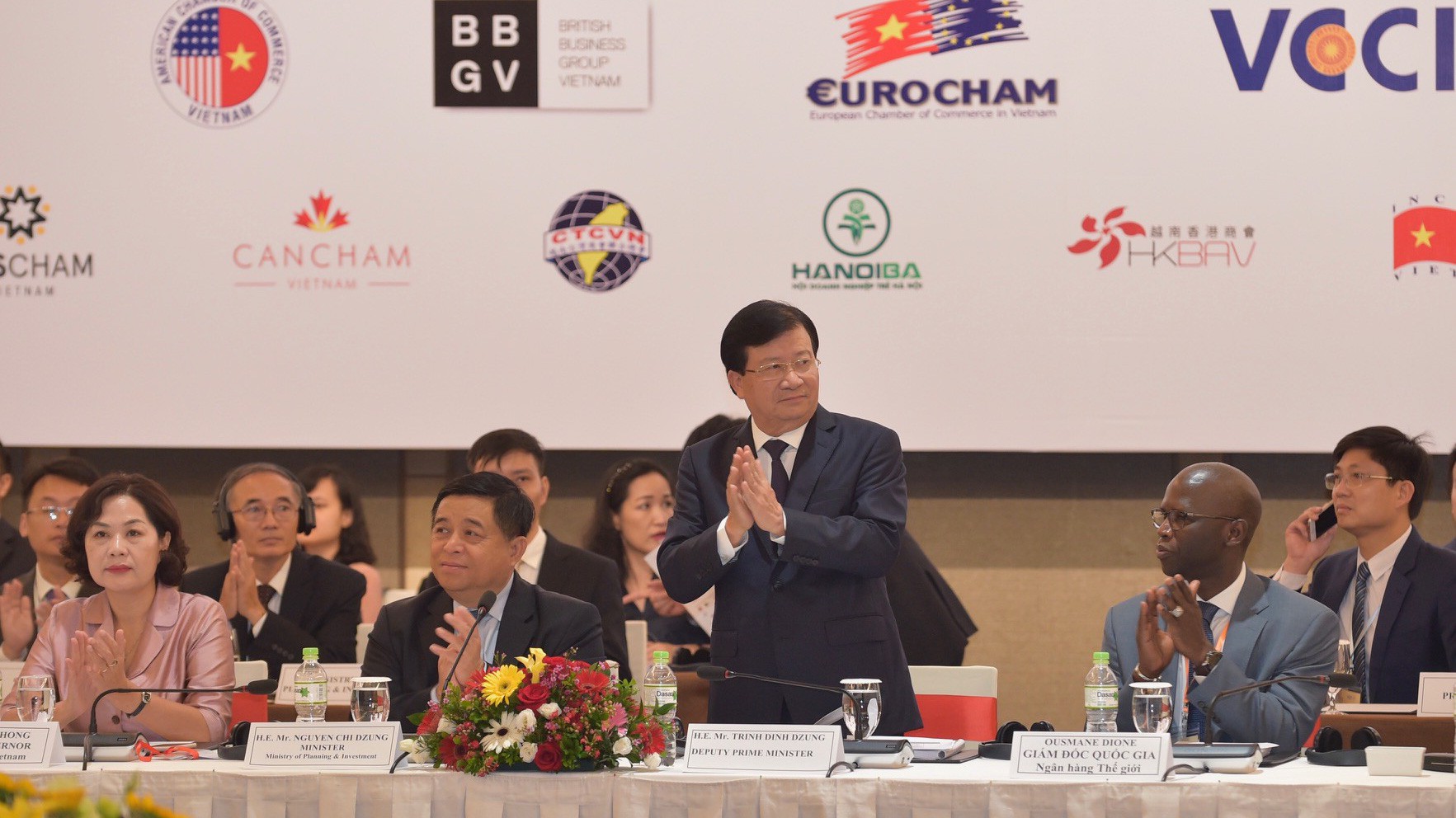 Phó thủ tướng Trịnh Đình Dũng tại Diễn đàn doanh nghiệp Việt Nam giữa kỳ 2019.