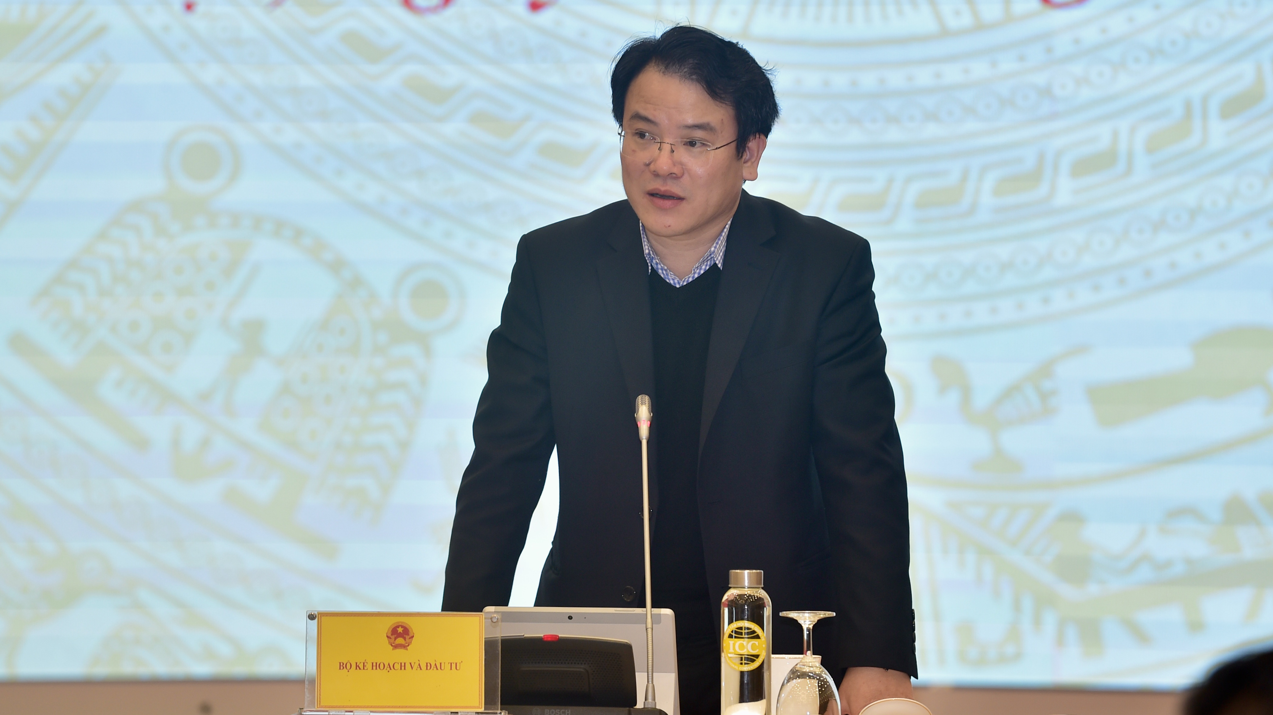 Thứ trưởng Bộ Kế hoạch và Đầu tư Trần Quốc Phương trả lời câu hỏi của các nhà báo.