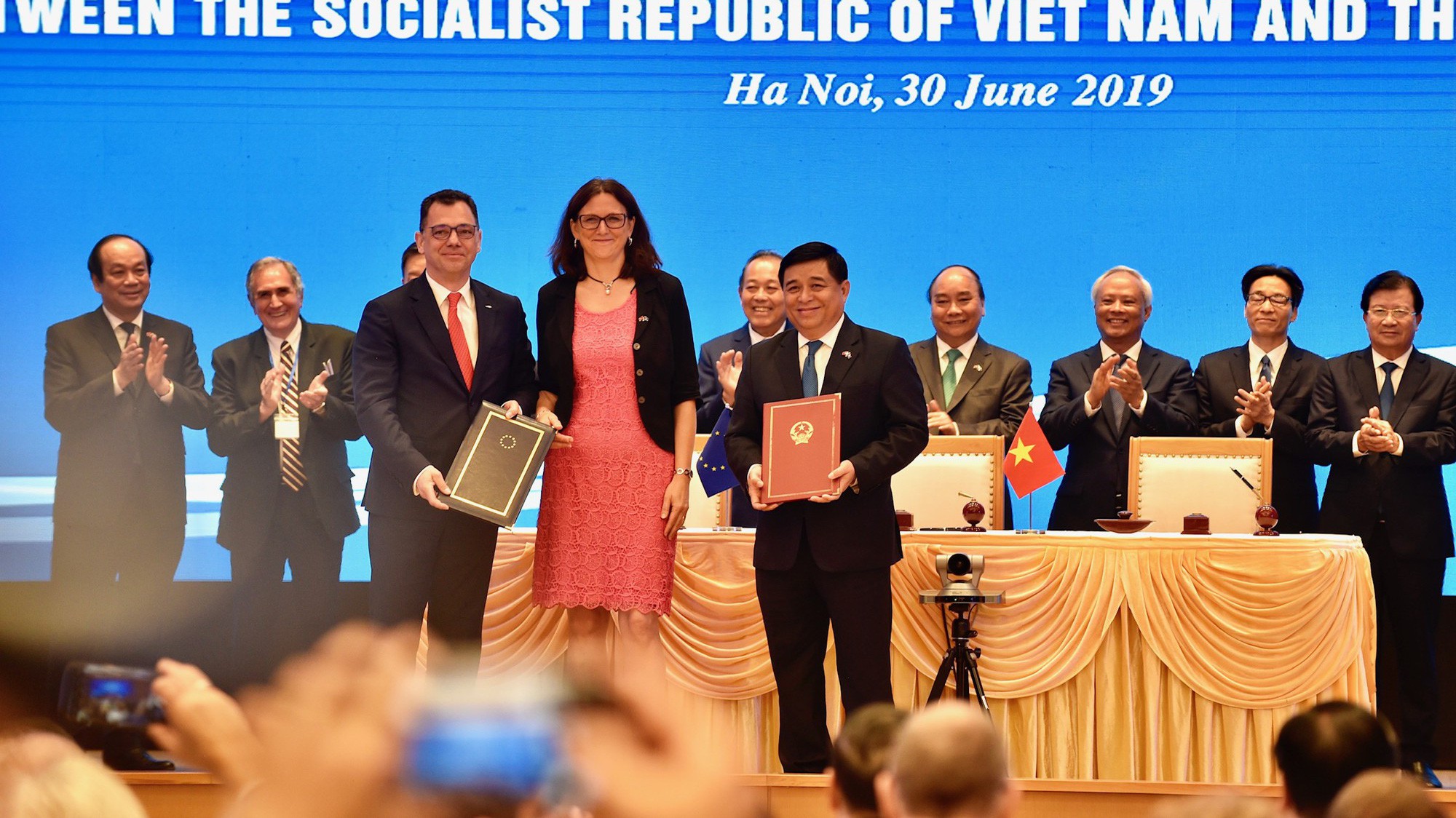 Bộ trưởng Bộ Kế hoạch và Đầu tư Nguyễn Chí Dũng cùng Bộ trưởng Bộ Môi trường kinh doanh, Thương mại và doanh nghiệp Romania, Đại diện Hội đồng EU Stefan-Radu Oprea và bà Cecilia Malmstrom, Cao uỷ Thương mại EU, ký Hiệp định Bảo hộ Đầu tư Việt Nam - EU - Ảnh: VGP.