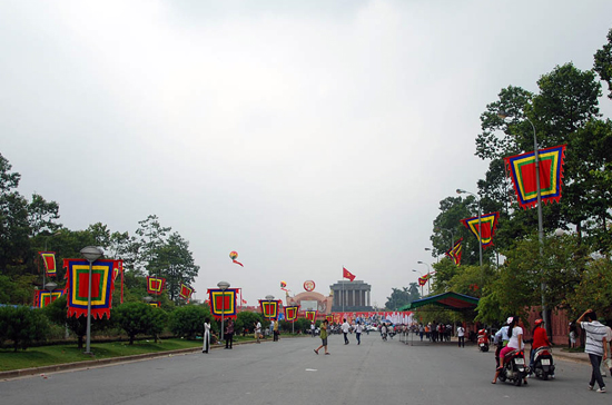 Khu trung tâm chính trị Ba Đình không được dồn nén quá nhiều công trình xây dựng.