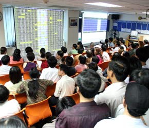 Trong số 45 công ty chứng khoán thành viên của sàn Tp.HCM, thì chỉ có 20 công ty chứng khoán được xem là thực hiện khớp lệnh liên tục thực sự thông suốt, không gặp trục trặc - Ảnh: Việt Tuấn.