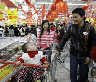 Có hai sự kiện tác động mạnh đến chỉ số giá của tháng 2/2009, đó là Tết Nguyên đán Kỷ Sửu và rằm tháng riêng. Nhiều mặt hàng lương thực và thực phẩm đã tăng mạnh, kéo giá nhiều loại hàng hóa, dịch vụ đồng loạt lên mức cao - Ảnh: AP.