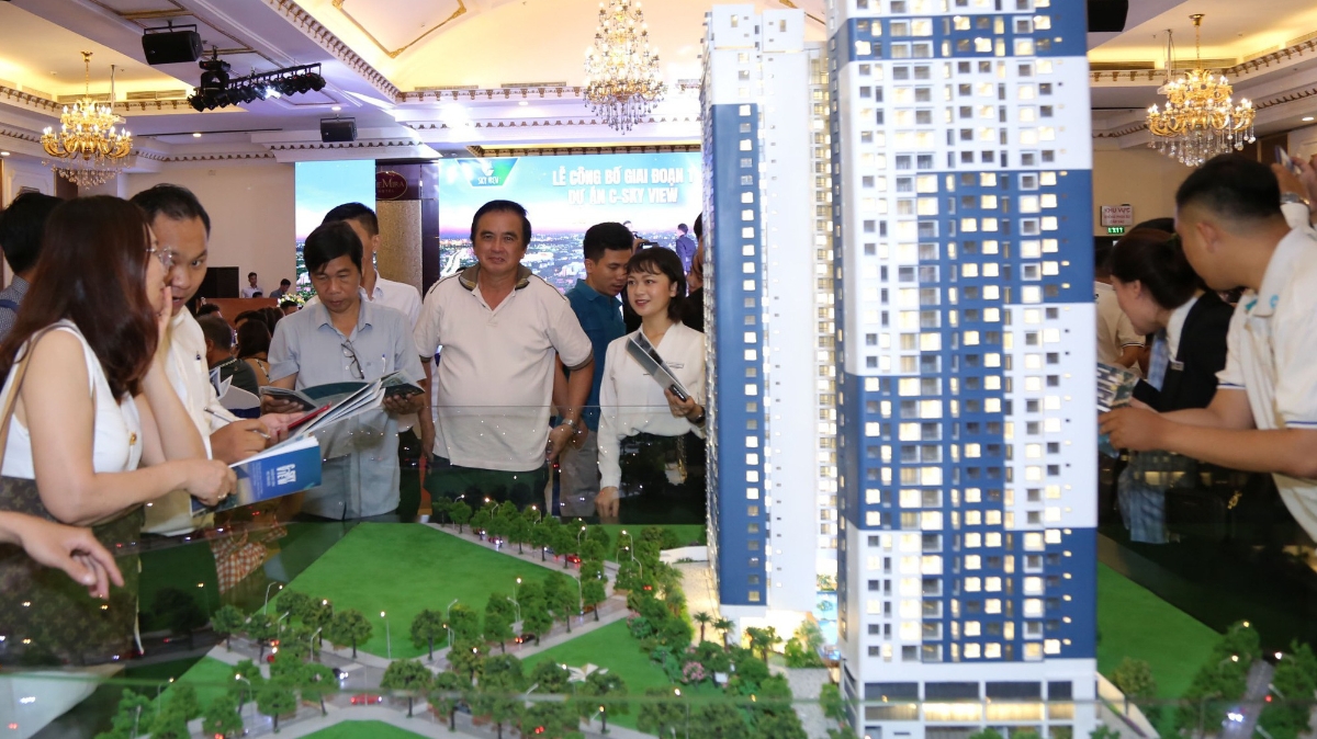 Nhiều người dân Bình Dương quan tâm tìm mua căn hộ để sinh sống vì tiện ích của loại hình nhà ở này.