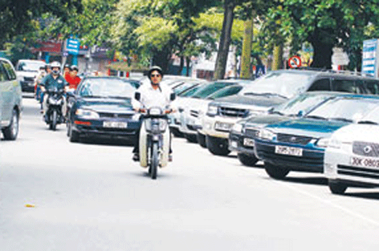 Điểm đỗ xe đang là vấn đề nan giải của Hà Nội.