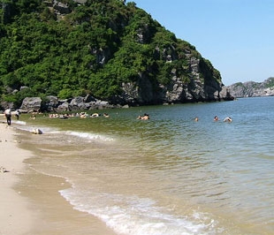 Một bãi tắm đẹp trên Đảo Khỉ thuộc quần đảo Cát Bà.