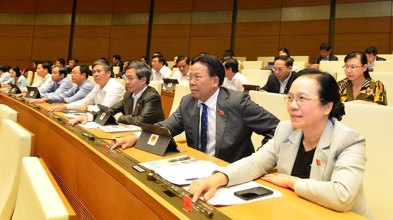 Các vị đại biểu bấm nút thông qua nghị quyết - Ảnh: Quang Phúc. 