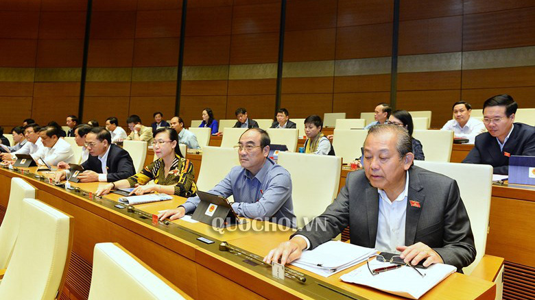 Đại biểu bấm nút thông qua nghị quyết. 