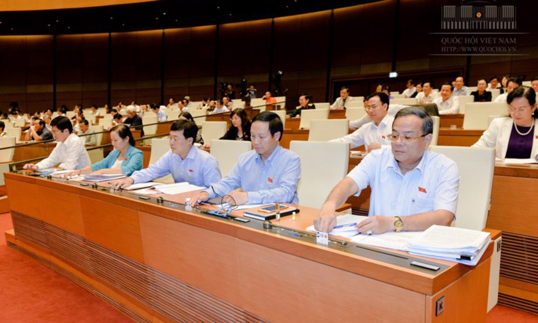 Quốc hội bấm nút thông qua nghị quyết về việc tiếp tục nâng cao hiệu lực, hiệu quả việc thực hiện chương trình mục tiêu quốc gia xây dựng nông thôn mới gắn với cơ cấu lại ngành nông nghiệp.