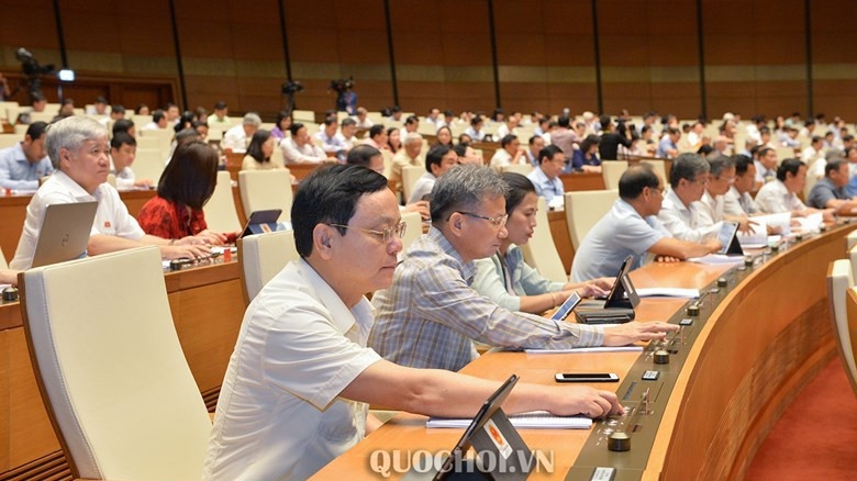 Đại biểu Quốc hội bấm nút biểu quyết Luật Đầu tư công (sửa đổi).