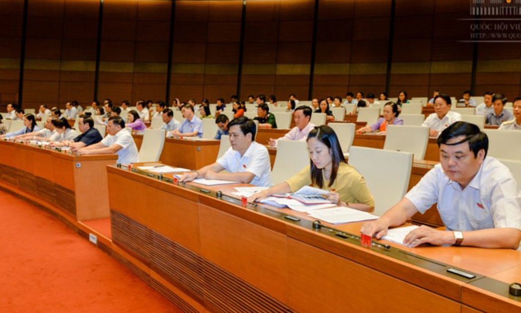 Đại biểu Quốc hội bấm nút thông qua Luật Cảnh vệ&nbsp;