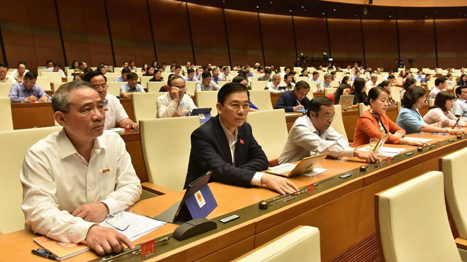 Quốc hội bấm nút thông qua 3 luật chiều 25/11 - Ảnh: Quang Phúc 