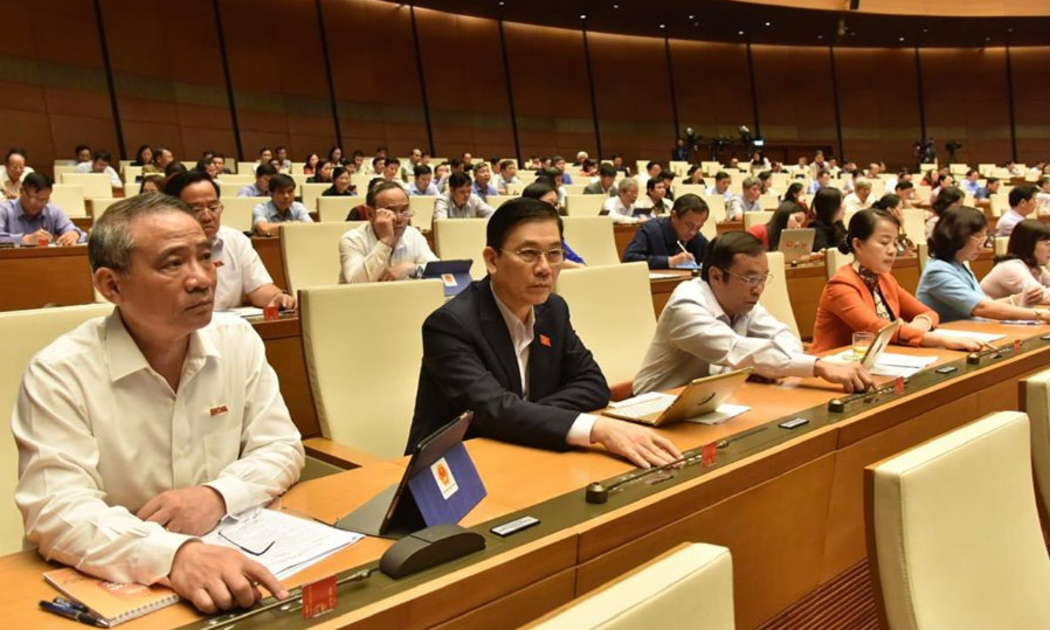 Quốc hội bấm nút thông qua 3 luật chiều 25/11 - Ảnh: Quang Phúc