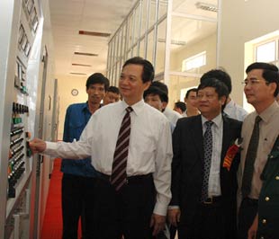 Thủ tướng Chính phủ bấm nút đưa tổ hợp phát sóng biển Đông vào hoạt động.