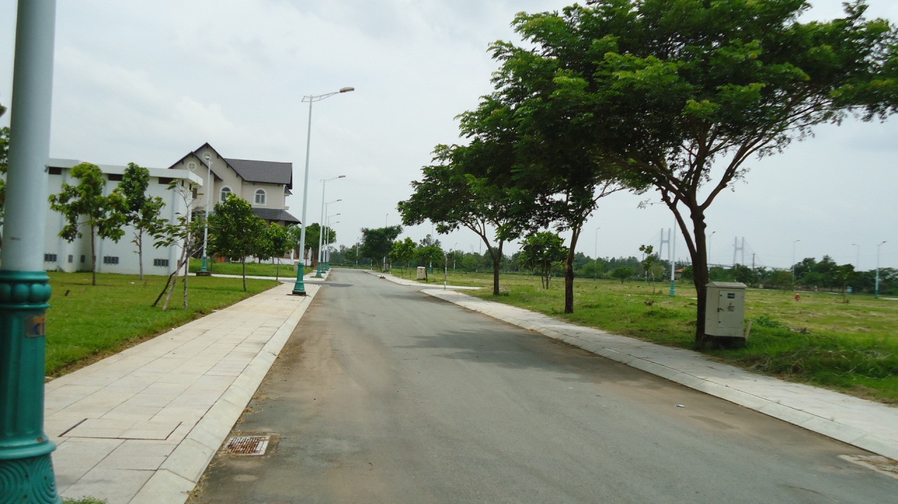 Giá đất nền tăng cao tại các đô thị đang phát triển có các công trình hạ tầng đồng bộ; các khu vực đã hình thành hoặc có quy hoạch các khu đô thị mới, khu công nghiệp, khu du lịch nghỉ dưỡng...