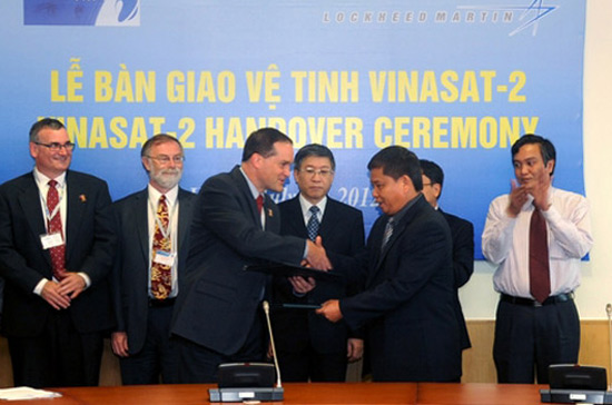 Lễ bàn giao vệ tinh Vinasat-2 giữa VNPT và nhà thầu sản xuất vệ tinh Lockheed Martin.