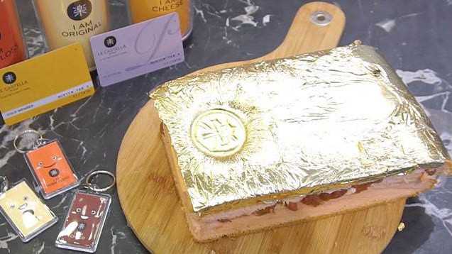 Một loại bánh bông lan dát vàng.