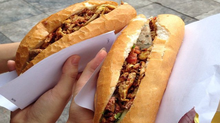 Chỉ cần một cái vuốt màn hình điện thoại, người dùng có thể thanh toán tiền mua bánh mì thậm chí là cốc trà đá, cafe mà không cần dùng tiền mặt