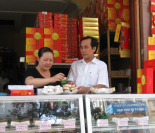 Các loại bánh dẻo, bánh nướng nhỏ tại cơ sở Tuấn Anh đều không có nhãn ghi thời gian sử dụng.