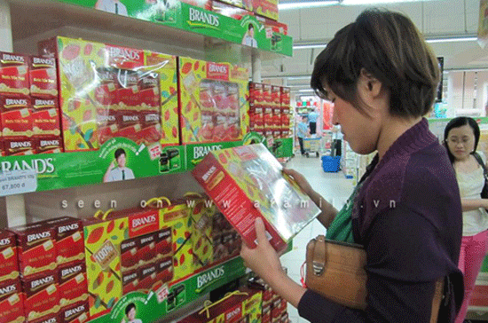 Bánh kẹo nhập khẩu từ các nước như Thái Lan, Indonesia, Hàn Quốc, Singapore... được bày bán khá nhiều tại các siêu thị.