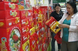 Bánh kẹo nội ngày càng hút khách.