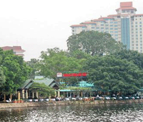 Công ty bánh tôm Hồ Tây - một điểm được báo chí phản ánh về thất thoát liên quan đến quyền sử dụng đất khi cổ phần hóa. Ảnh: Tuổi trẻ.