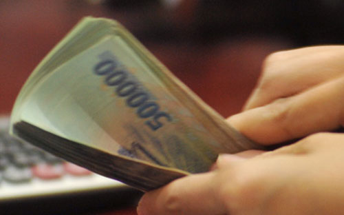 Việc buộc người vay phải ký quỹ một phần tiền là không phù hợp với quy định sử dụng vốn vay.