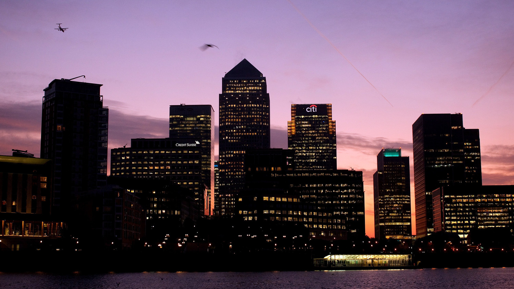 S&P dự báo nhiều hệ thống ngân hàng phải tới năm 2023 hoặc lâu hơn nữa mới có thể phục hồi mức trước Covid-19 - Ảnh: Reuters