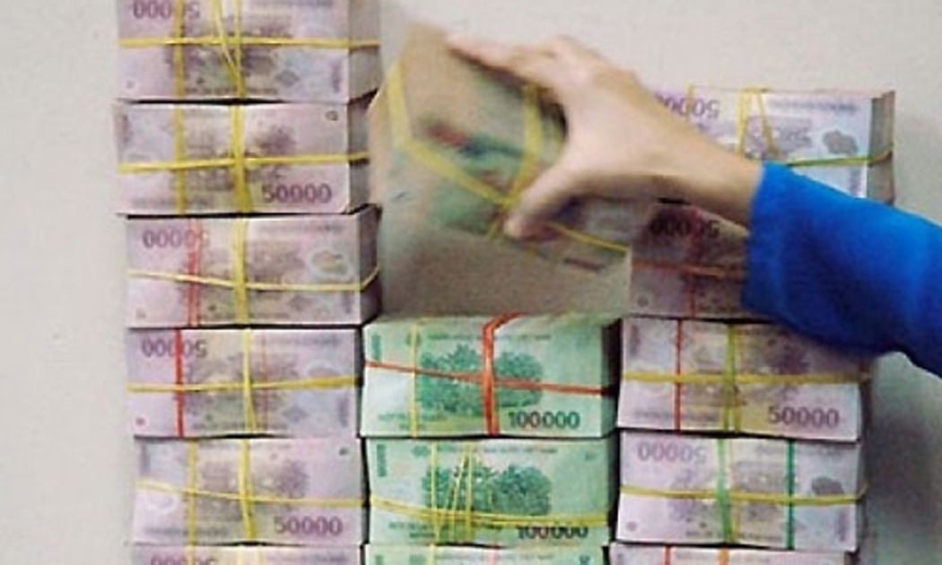 Đến nay, tổng số nợ các tổ chức tín dụng đã cơ cấu lại khoảng 300.000 tỷ đồng, 
chiếm 10% tổng dư nợ, trong đó khoảng 60% các khoản nợ nếu không được cơ
 cấu lại đã trở thành nợ xấu.