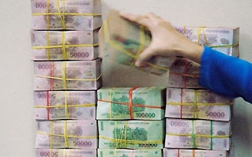 Đến nay, tổng số nợ các tổ chức tín dụng đã cơ cấu lại khoảng 300.000 tỷ đồng, 
chiếm 10% tổng dư nợ, trong đó khoảng 60% các khoản nợ nếu không được cơ
 cấu lại đã trở thành nợ xấu.