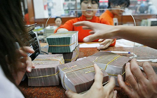 Tín dụng bằng VND đang tăng lên, tín dụng bằng ngoại tệ tiếp tục giảm mạnh.<br>